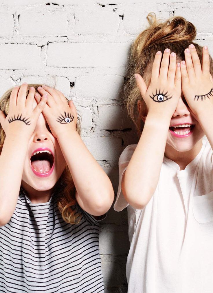Lunettes d'opticien : Enfants jouant contre un mur avec leurs yeux et dautres dessinés sur leurs mains