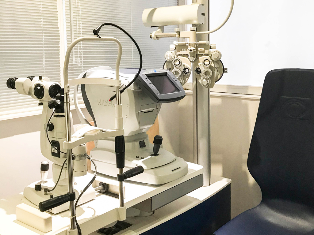 machine de réglages chez regart opticien lunetier à Lyon machines de haure précision