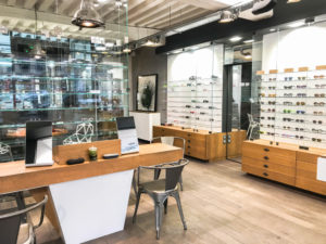 intérieur du magasin regart meilleur opticien lunetier à Lyon vue d'ensemble des vitrines