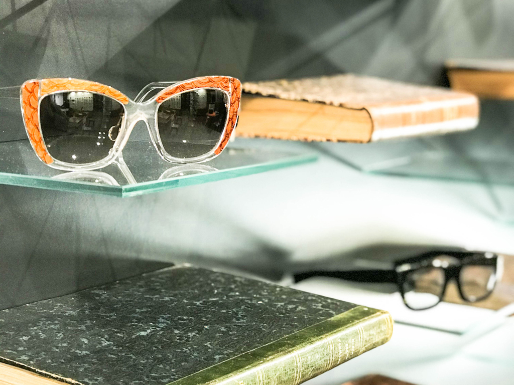gros plan sur des lunettes de marque chez regart opticien lunetier à Lyon REG-ART détail lunettes