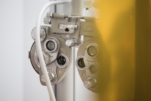 Chez votre opticien à Paris 1, un instrument moderne d'examen de la vue