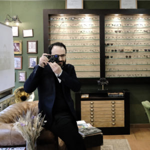 Photo de l'opticien lunetier reouven Derhy, prise dans son magasin à Strasbourg