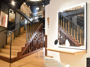Escalier et coulier avec miroir reflétant l'escalier du Lunetier Martel Clermont FErrand