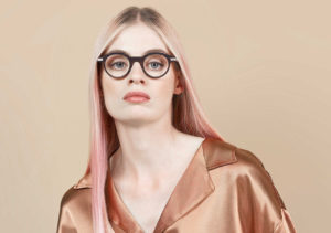 Portrait d'une jeune femme brune avec des lunettes. Zélie
