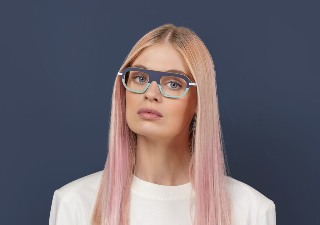 Portrait d'une jeune femme blonde avec des lunettes. Clément Lunetier 1