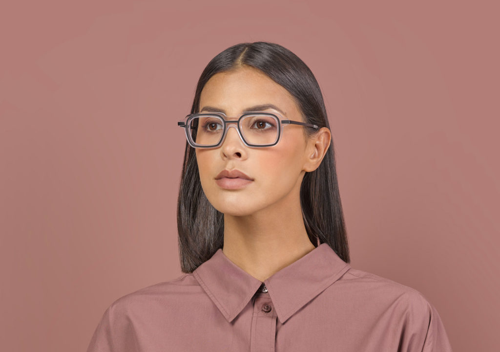 Portrait d'une jeune femme brune avec des lunettes. Clément Lunetier 2