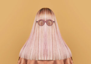 Portrait d'une jeune femme blonde de dos avec des lunettes. Clément Lunetier 3