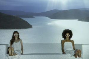 deux femmes assises sur une banquette avec des lunettes de soleil LAPIMA