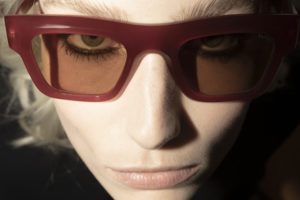 Portrait proche d'une jeune femme avec des lunettes de soleil LAPIMA
