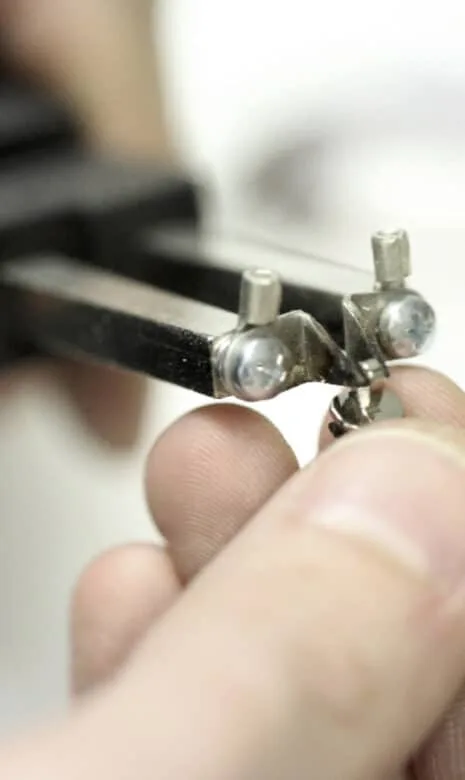 Phot du travail d'un opticien utilisant un outil permettant de mesurer