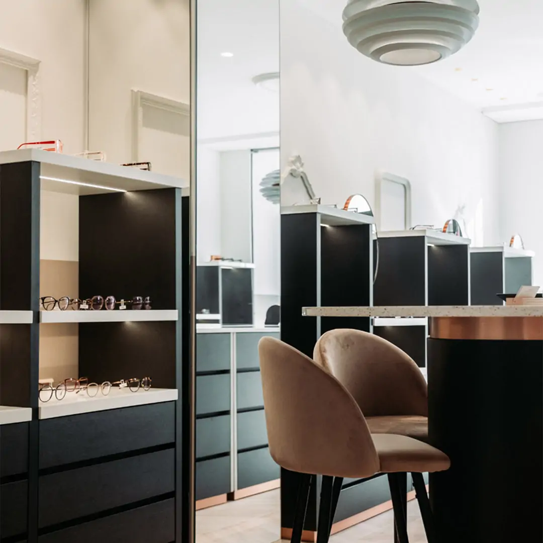 Intérieur de ARka Opticien, accueil miroir