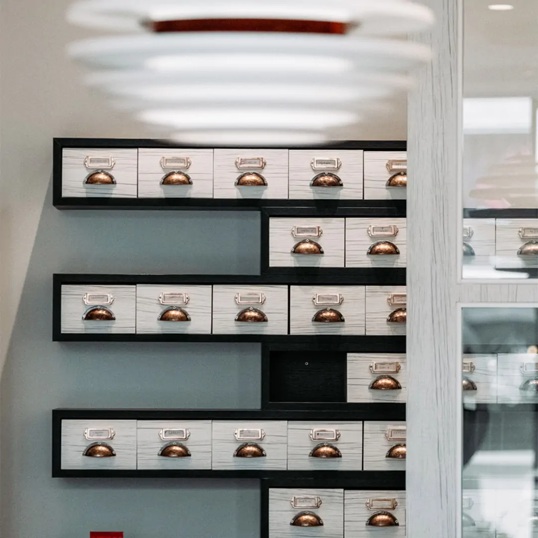 Intérieur de Arka Opticien, péniche (permet de stocker le travail réalisé pour nos clients)
