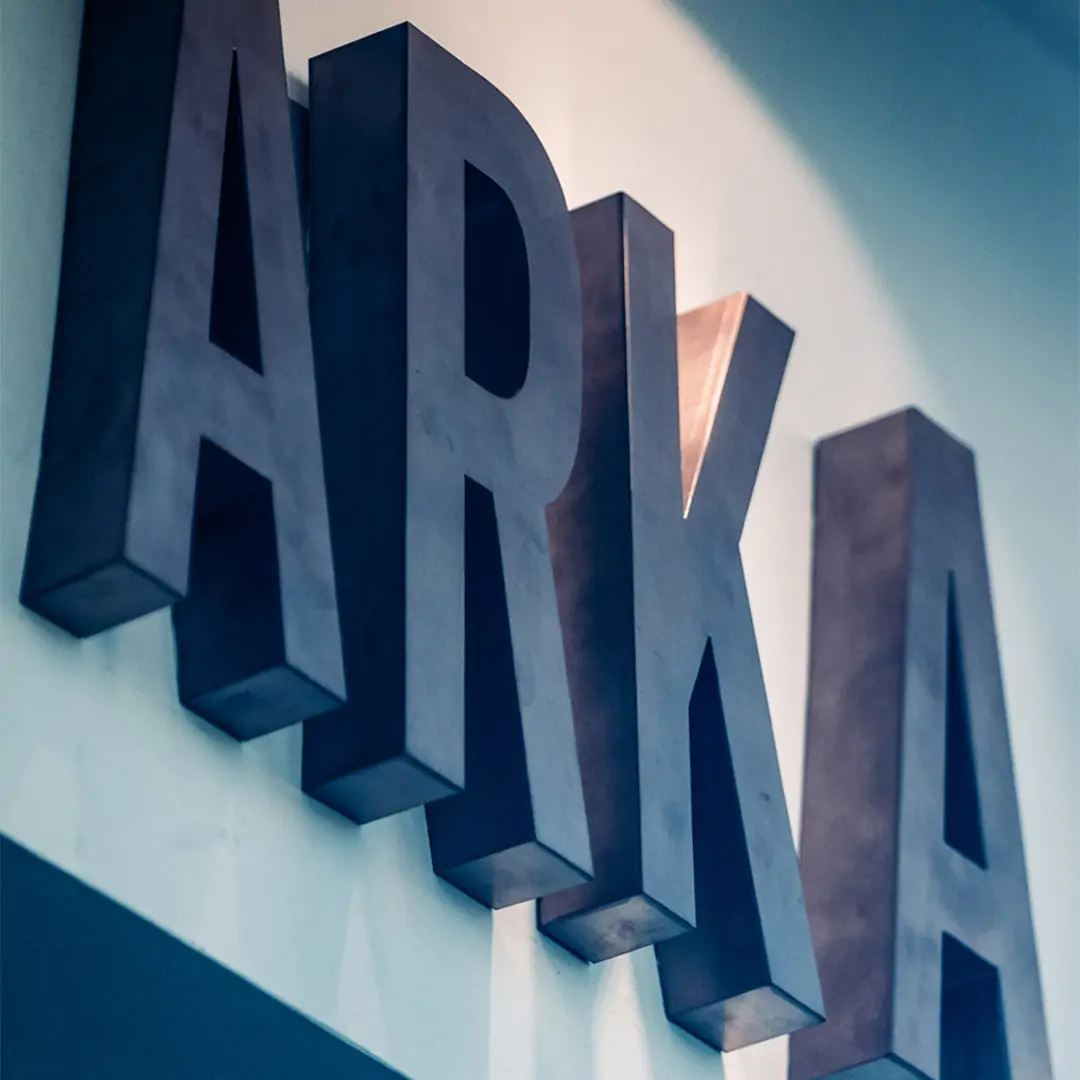 Enseigne d'Arka opticiens, lettres bleues sur fond blanc
