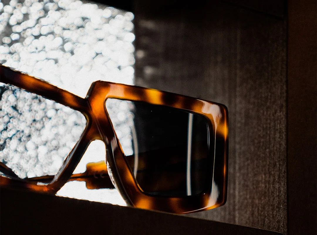Photo de lunettes originales de créateur. Formes géométriques