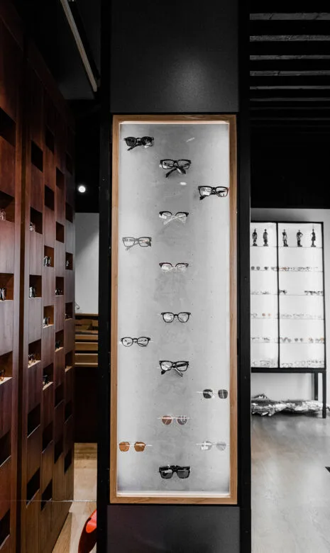 Photo d'une étagère moderne, fond blanc et porte de verre, de présentation de lunettes