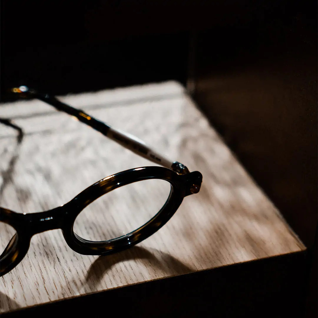 Photo contrastée, une paire de luenttes ouvertes posées sur une table