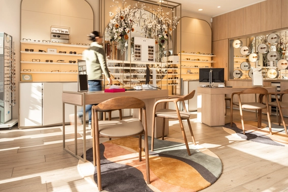 Accueil chez Optique DEBAUGE. Photo d'un homme jeune traversant l'espace d'accueil