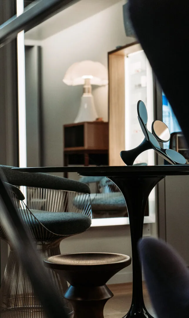 Ohoto d'un intérieur de magasin d'opticien-lunetier, une table moderne et sièges modernes, ariens