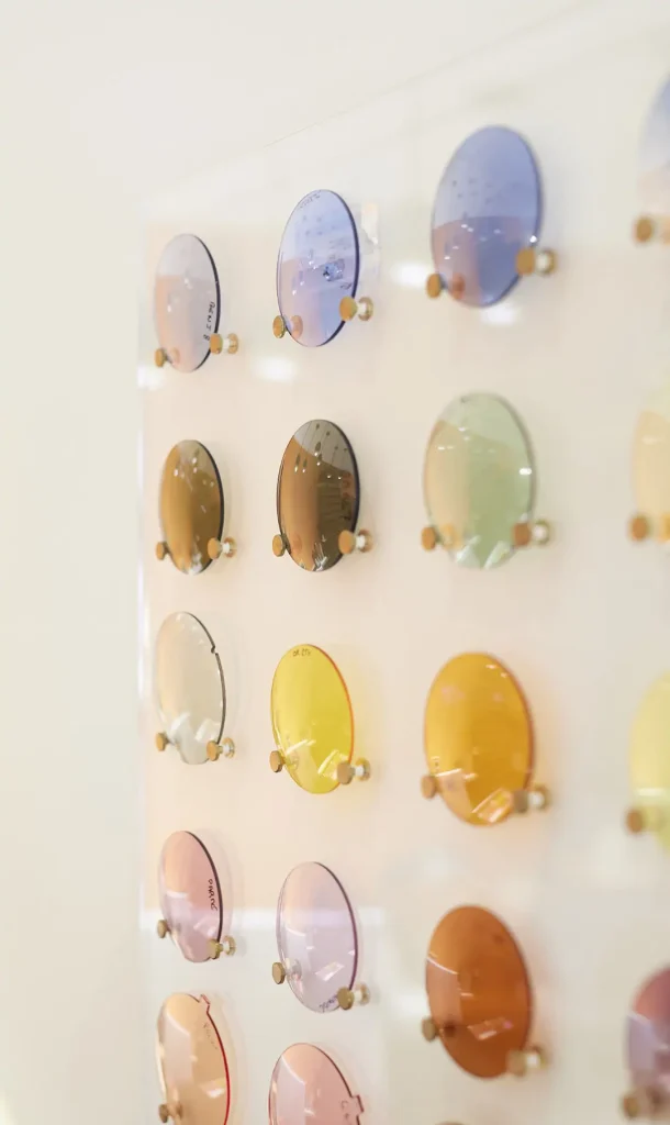 Mur de présentation de verres de différentes couleurs