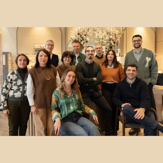 Intérieur Opticien Debauge, vos opticiens réunis pour une photo de groupe