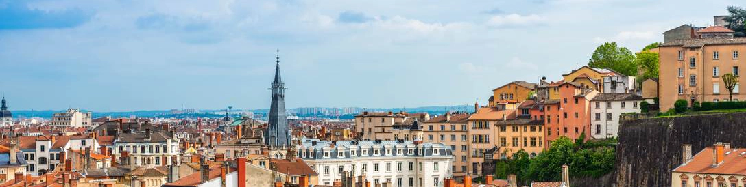 Vue des toits du quartier Croix Rousse à Lyon, au dessus de l'opticien Debauge